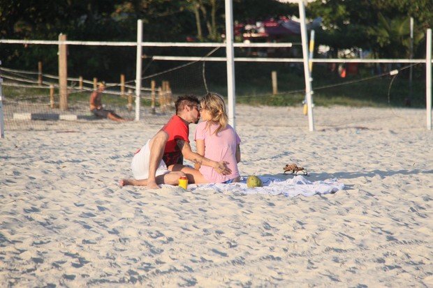 Juliana Didone e namorado na praia  (Foto: Dilson Silva / Agnews)