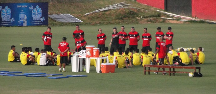 Argel conversa com elenco do Vitória (Foto: GloboEsporte.com)