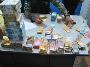 Dinheiro de roubo a banco foi recuperado pela plícia (Foto: Polícia Militar/Divulgação)