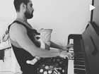 Pai coruja! Rafael Cardoso faz yoga e toca piano para a filha recém-nascida