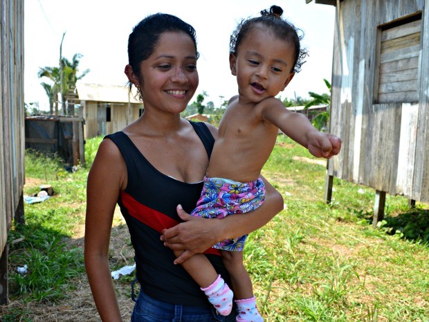 Priscila da Silva disse que depende da mãe para criar a filha (Foto: Aline Nascimento/G1)