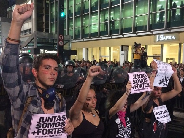Manifestantes bloqueiam sentido Consolação da Avenida Paulista em ato contra estupro (Foto: Lívia Machado/G1)