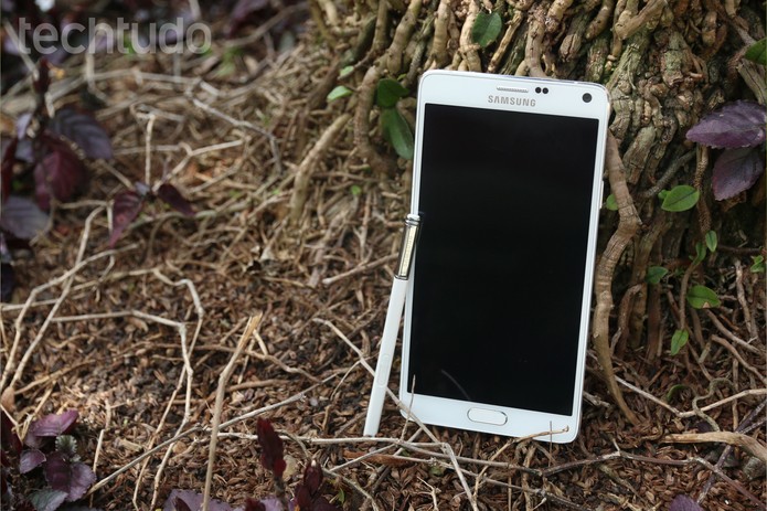 Galaxy Note 4 tem tela quadHD de 5,7 polegadas (Foto: Lucas Mendes/TechTudo)