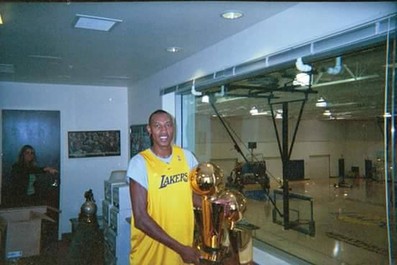 Jefferson disputou quatro partidas ao lado de Kobe pela pré-temporada de 2002/2003 da NBA (Foto: Arquivo pessoal)