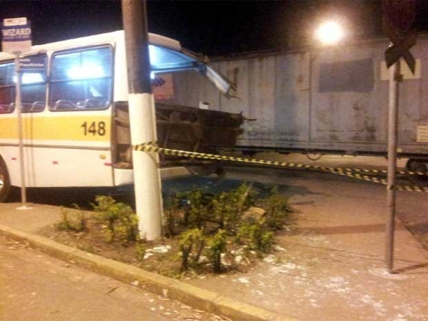 Acidente entre trem e ônibus deixa feridos em Valinhos (SP) (Foto: Lana Torres/G1Campinas)