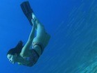 Solteira, Carol Castro mergulha em Noronha e exibe boa forma em foto