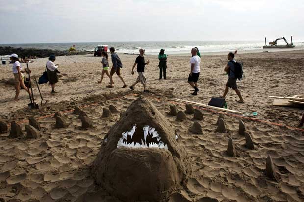 O artista Marc Andre Robinson fez uma escultura bizarra de um tubarão na praia de Rockaway, em Nova York (EUA). O tubarão foi feito de areia e teve dentes brancos 