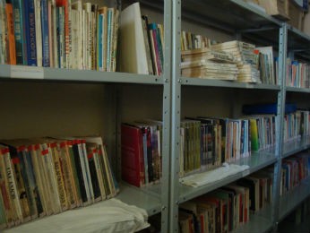 Detentos da PEL II contam com uma biblioteca com mais de dois mil livros para auxiliar nos estudos (Foto: Rodrigo Saviani/G1)