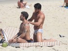 Marc Jacobs ganha massagem do namorado em dia de praia