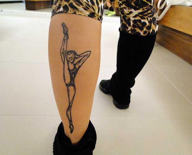 Carol Vieira gostou da sua tatuagem 'caricata' na panturrilha (Foto: Domingão do Faustão / TV Globo)