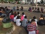 Grupo da Unesp d&aacute; aula em pra&ccedil;a contra mudan&ccedil;a de local de cursinho
