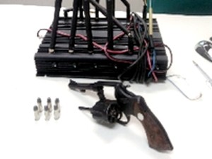 Com os bandidos, a polícia apreendeu uma arma e um aparelho que “Jammer”, que funciona para neutralizar o sinal do GPS (Foto: SSPDS/Divulgação)