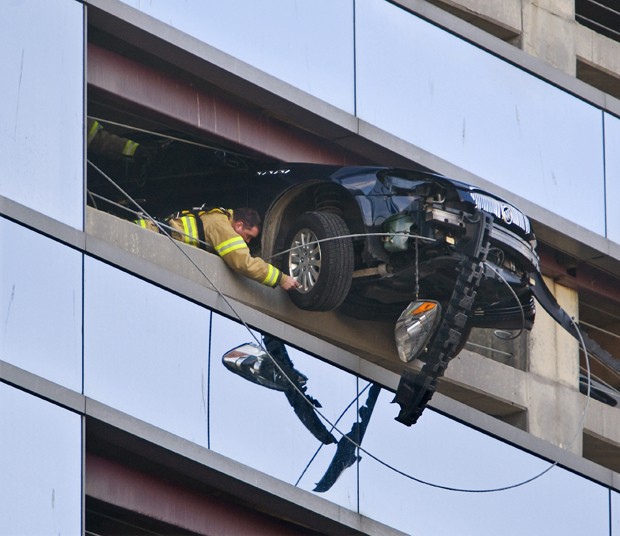 Bombeiros trabalham na retirada de carro que ficou pendurado em estacionamento de Rochester, em Minnesota (EUA) (Foto: The Rochester Post-Bulletin, Jerry Olson/AP)