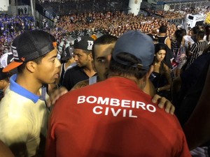 Bombeiro civil discute com torcedores da Gaviões da Fiel para tentar obter de volta extintor levado para a torcida (Foto: G1)