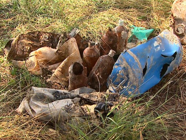 Agrotóxicos foram encontrados enterrados em fazenda de Luiz Antônio (Foto: Maurício Glauco/EPTV)