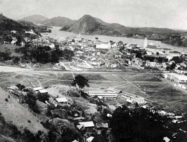 Largo do Campinho e Cidade Alta, em Vitória (ES), por volta de 1910 (Foto: Acervo da Biblioteca Central da Ufes)
