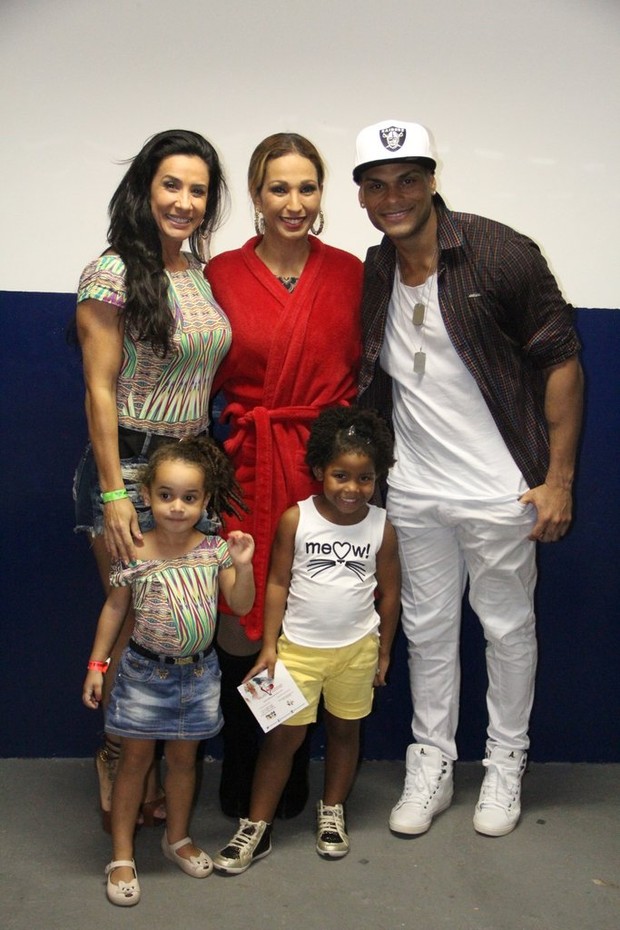 Scheila Carvalho com a família e Valesca Popozuda (Foto: Rodrigo dos Anjos / AgNews)