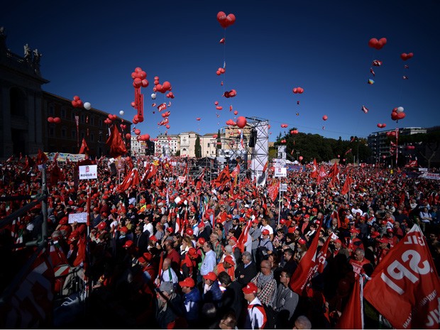Manifestação organizada pela Confederação Italiana Geral do Trabalho (CGIL) chega à praça San Giovanni, no centro de Roma, no sábado (25). Grupo protesta contra propostas de reforma trabalhista do primeiro-ministro Matteo Renzi  (Foto: Filippo Monteforte/AFP)