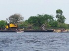 Barco que naufragou no Pantanal é puxado para margens do rio Paraguai