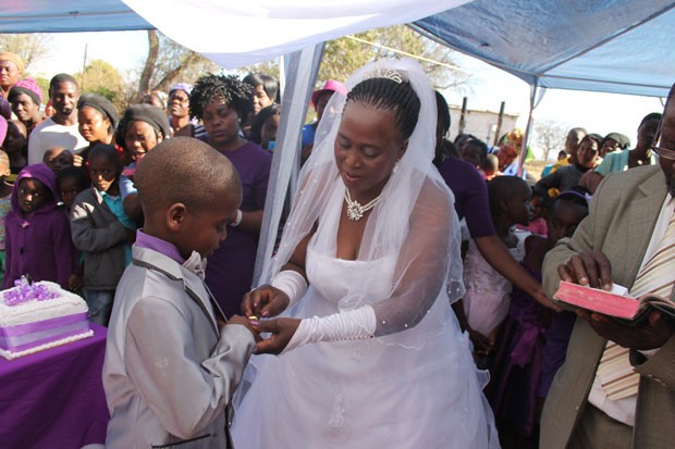Saneie Masilela, o noivo de 9 anos, com Helen Shabangu, de 62 anos, em cerimônia realizada na África do Sul (Foto: Dimakatso Modipa/Barcroft Media/Other Images)