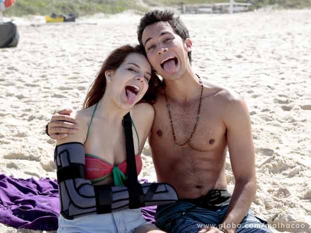 Bianca Salgueiro e Gabriel Falcão na praia  (Foto: Malhação / TV Globo)