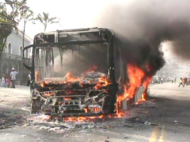 Ônibus foram incendiados na região do Jaraguá (Foto: Reprodução/ TV Globo) Ônibus foram incendiados na região do Jaraguá (Foto: Reprodução/ TV Globo)
