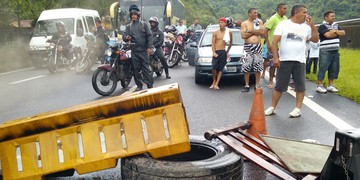 População fechou rodovia em Cubatão (Alexandre Valdívia / TV Tribuna)