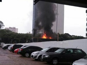 Parte de prédio incendiou nesta manhã em Porto Alegre (Foto: João Manuel Nobre/Arquivo Pessoal)