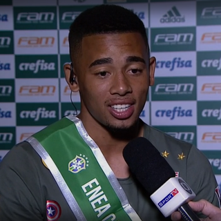 Gabriel Jesus sonha com artilharia e brinca com puxão de orelha da mãe