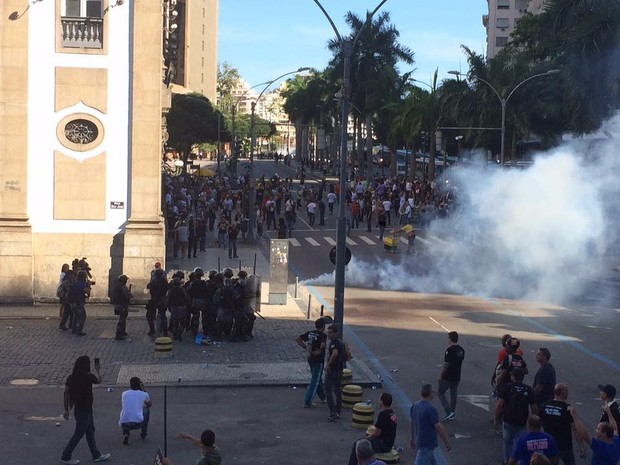 Bombas de gás foram soltas perto da Alerj (Foto: Matheus Rodrigues/G1)
