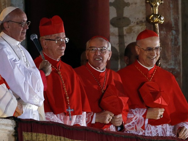 13 de março - Papa Francisco I fala aos fiéis ao lado de cardeais depois da eleição (Foto: Alessandro Bianchi/Reuters)