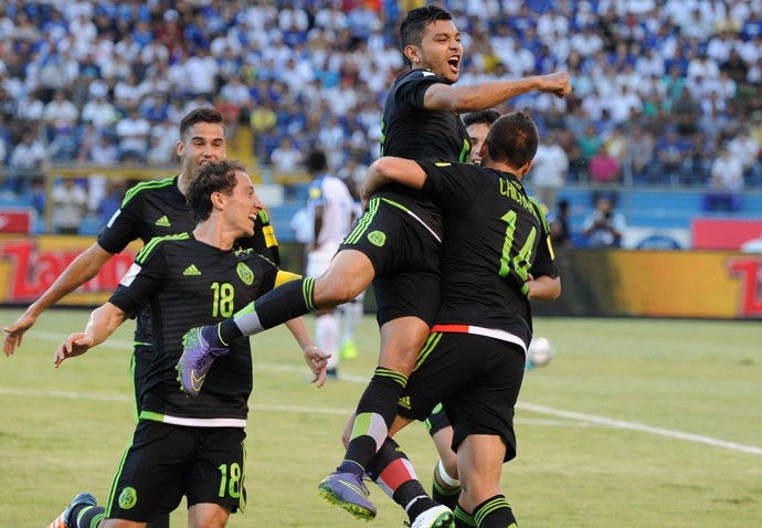 Jesús Corona comemora o primeiro gol mexicano contra a seleção de Honduras (Foto: Getty)