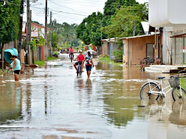 Água atingiram algumas ruas da cidade de Tarauacá  (Foto: Jardy Lopes/Arquivo pessoal)