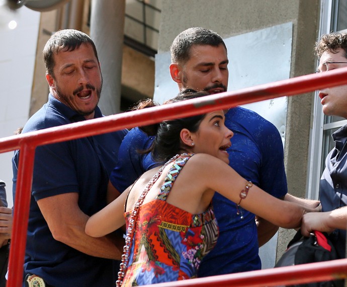 Tóia tenta impedir que os policiais abordem Juliano (Foto: Isabella Pinheiro/ TV Globo)