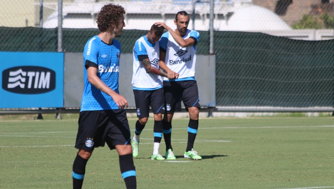 Luan e Barcos comemoram gol no treino do Grêmio (Foto: Eduardo Deconto/GloboEsporte.com)