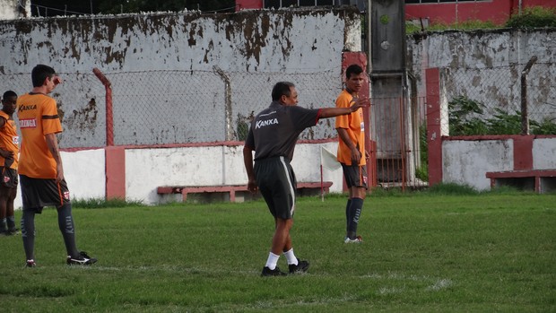 Roberval comandou atividade ofensiva, antes do jogo contra o Cuiabá (Foto: Henrique Pereira/ Globoesporte.com)