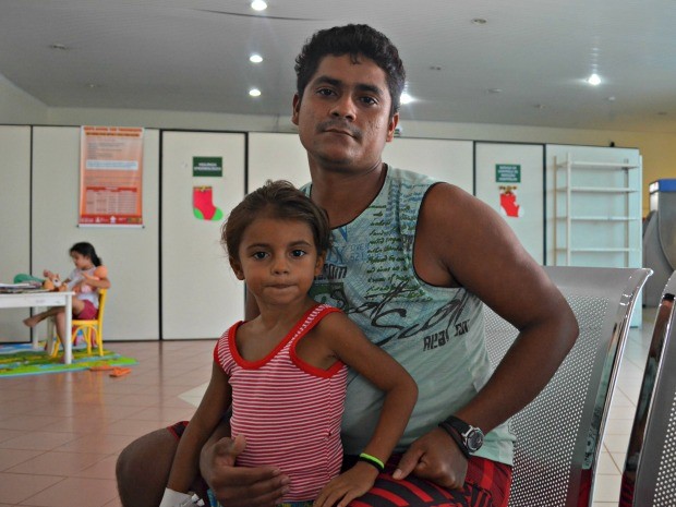 Maria Lauane da Silva, de 5 anos, começou a inchar em dezembro; Pai acompanha a filha durante tratamento em Rio Branco (Foto: Caio Fulgêncio/G1)