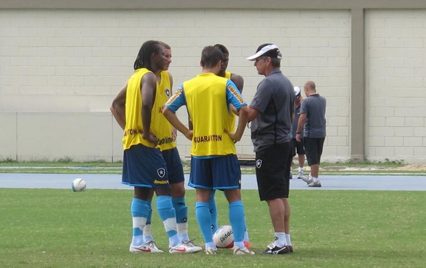 Oswaldo conversa com Fellype Gabriel, Marcelo Mattos, Maicosuel e Andrezinho (Foto: Thales Soares / globoesporte.com)