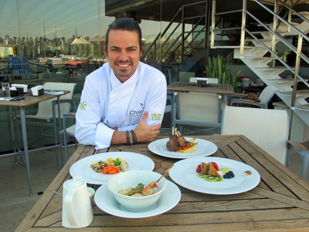 O chef Carlo von Mühlenbrock com os pratos do 'menu nerudiano' (Foto: Flávia Mantovani/G1)