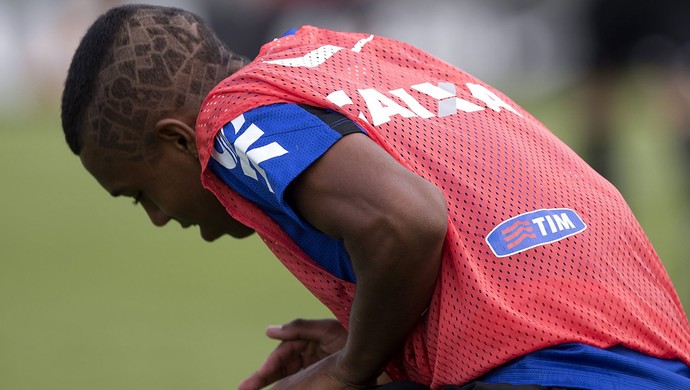 Em treino, Malcom exibe penteado ousado em homenagem à mãe
