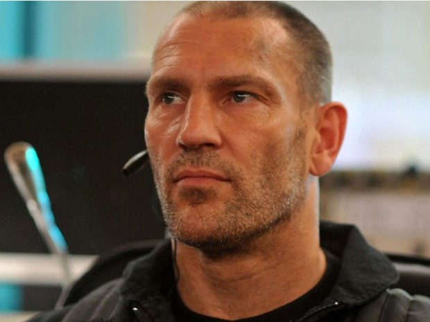 Dave Legeno no filme 'Comando vermelho' (2009) (Foto: Divulgação)