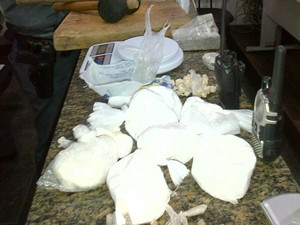 Drogas e parte do material apreendido em São Vicente (Foto: Divulgação/Polícia Militar)