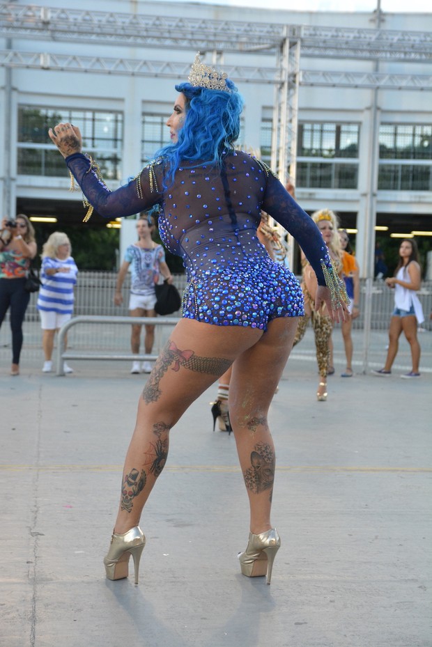 Sabrina Boing Boing usa cabelo azul em ensaio de carnaval (Foto: Edu Grabos...