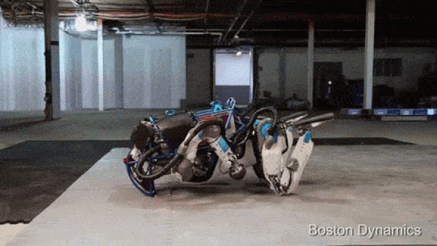 Novo Atlas, da Boston Dynamics, ficou mais ágil e consegue se levantar sozinho do chão e carregar caixas. (Foto: Reprodução/YouTube)