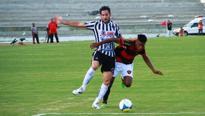 Frontini, atacante do Botafogo-PB, contra o Sport (Foto: Rizemberg Felipe/Jornal da Paraíba)