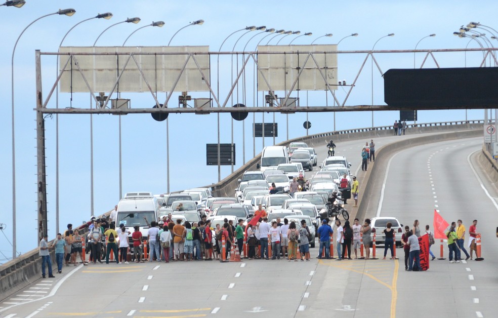 Terceira Ponte ficou fechada durante a manhã de protestos na Grande Vitória (Foto: Carlos Alberto Silva/ A Gazeta)