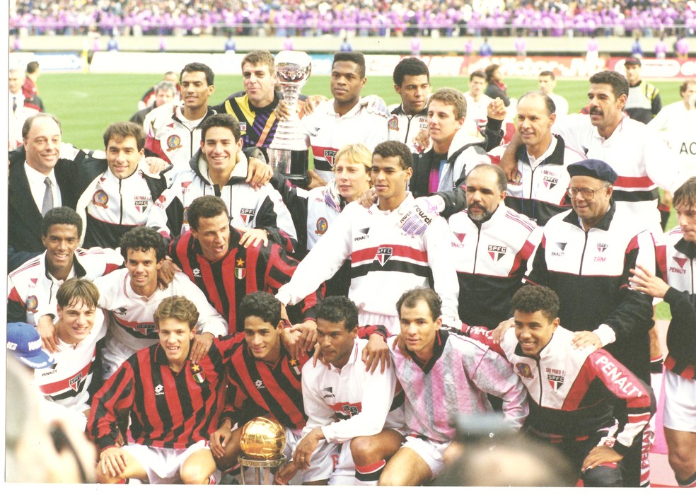 Pimenta (à esq.) presidia o clube na conquista do bicampeonato mundial, em 1993 (Foto: Divulgação/São Paulo)