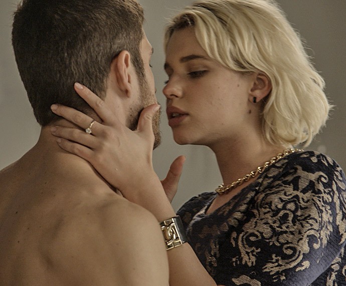 Belisa tenta seduzir Dante, mas leva fora (Foto: TV Globo)
