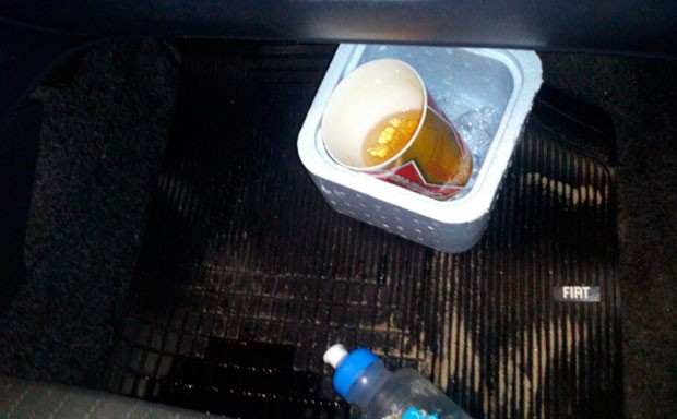 Em um dos veículos apreendidos havia um isopor com gelo e um copo cheio de uma bebida que, pelo cheiro, parecia ser uísque  (Foto: Divulgação/Polícia Militar do RN)