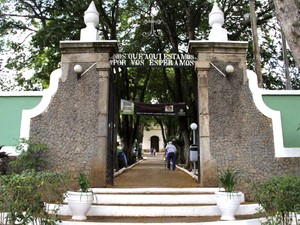 Inscrição no portal do cemitério de Paraibuna intriga visitantes (Foto: Carlos Santos/G1)